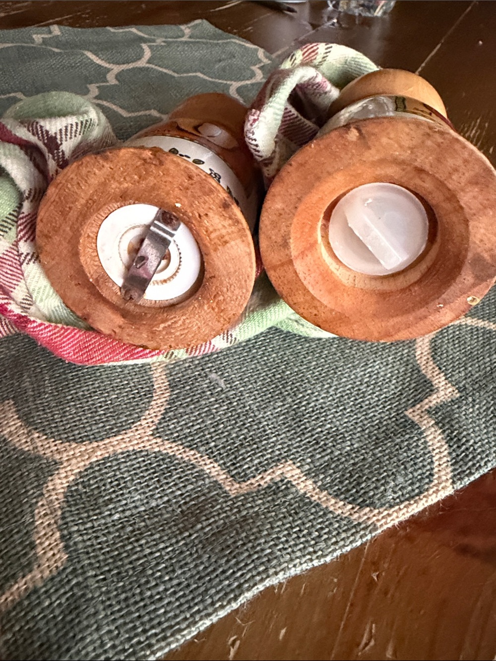 French style Salt & Pepper Shakers - Picture 12 of 12